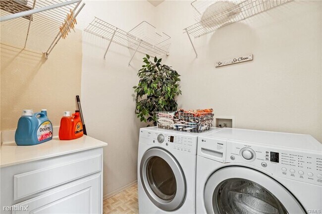 Building Photo - 4 br, 2.5 bath House - 3380 N Avenida San ...