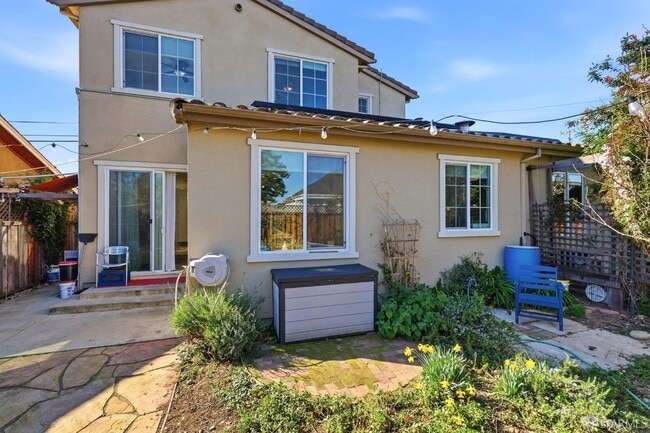 Building Photo - 820 Almar Ave