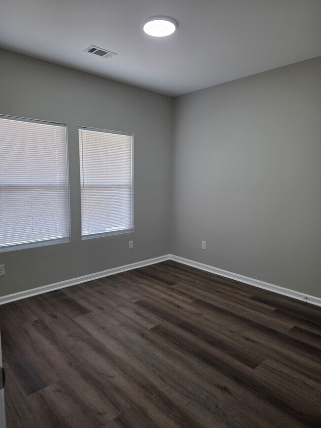 Building Photo - Welcome to your Gem Home!