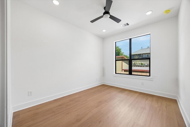 Building Photo - 1325 W 22nd St