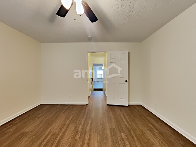 Building Photo - 916 Springs Hill Way