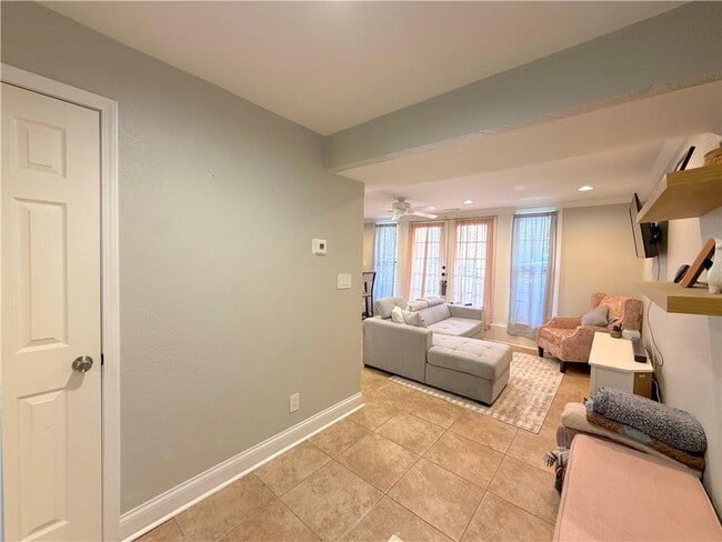 Building Photo - UPDATED 2BR/2BA WEST PLAZA CONDO