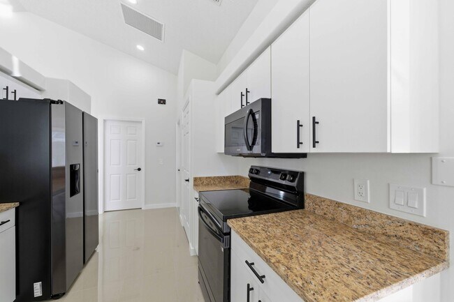 Building Photo - 3031 SE Galt Cir