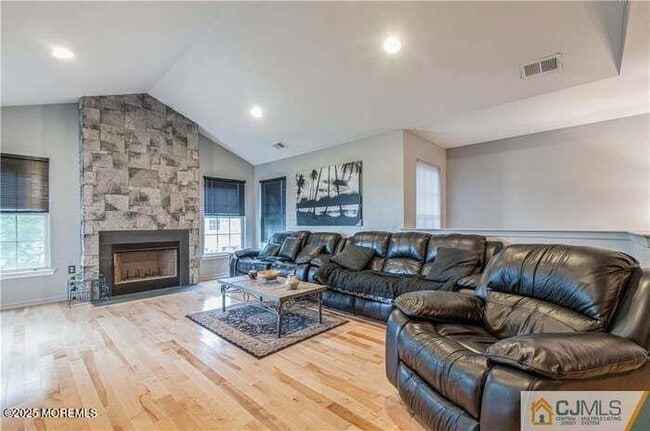 Building Photo - 115 Chariot Ct