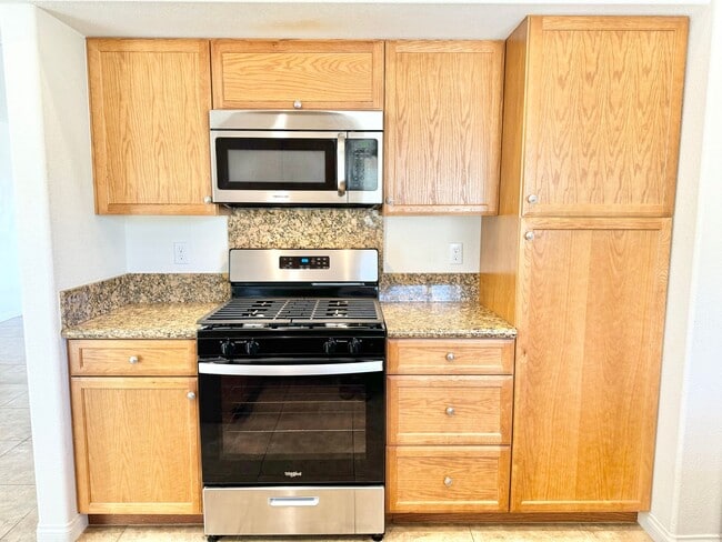 Building Photo - Huge 3 bed 2 bath Home In Storey Park Neig...