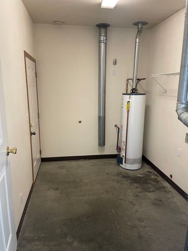 Building Photo - 3 bed 2 bath rancher with master en-suite & RV parking