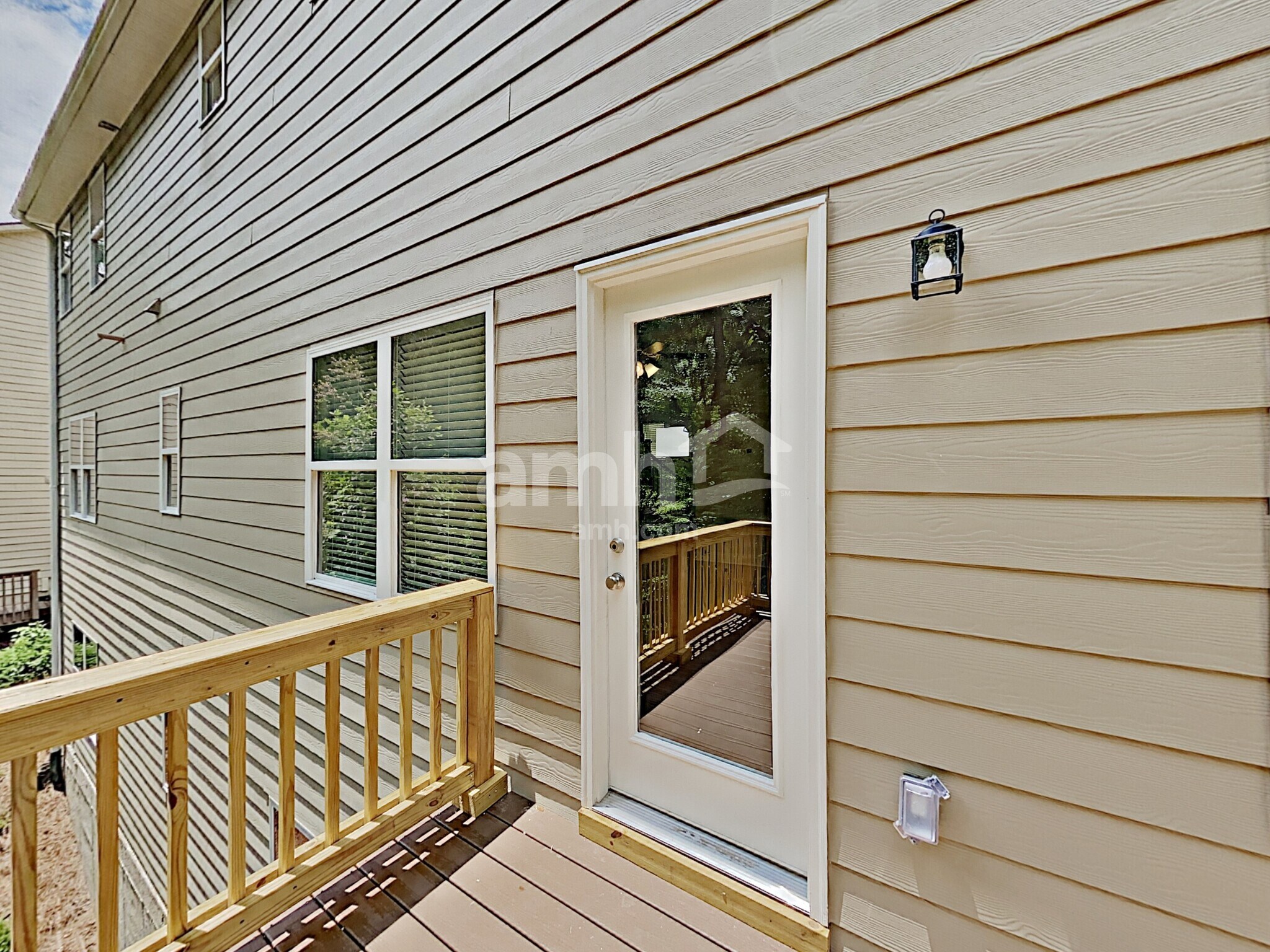 Building Photo - 704 Sierra Ct