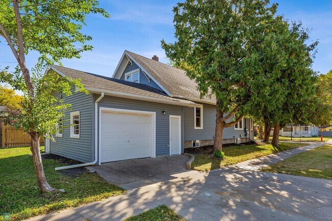 Building Photo - 1545 4th Ave S