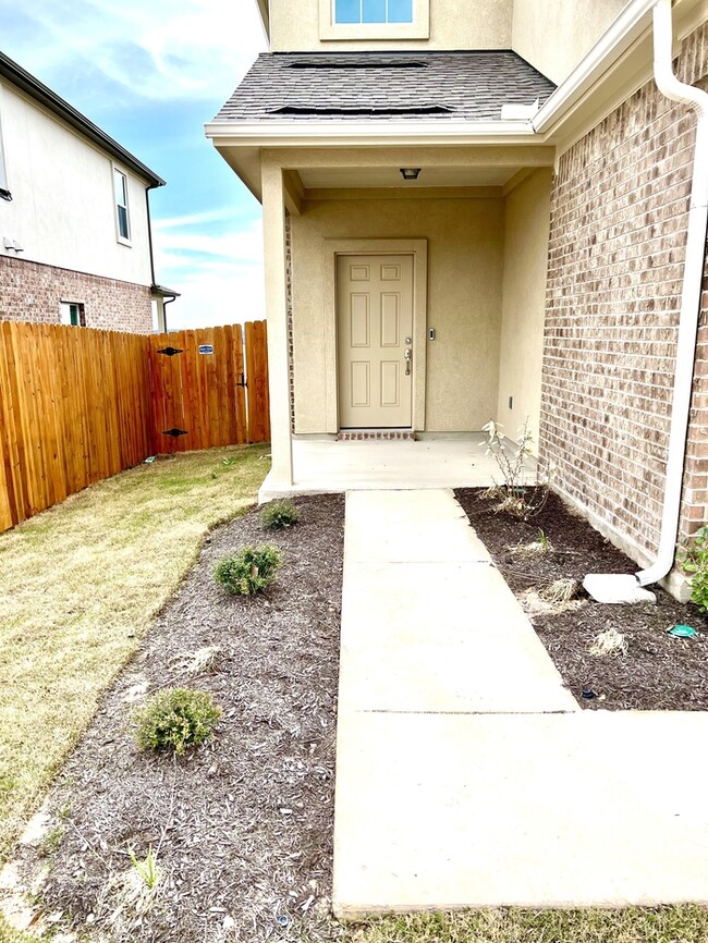 Building Photo - Beautiful 3 beds 2.5 baths in Lago Vista
