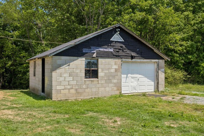Building Photo - 2547 Bearwallow Rd