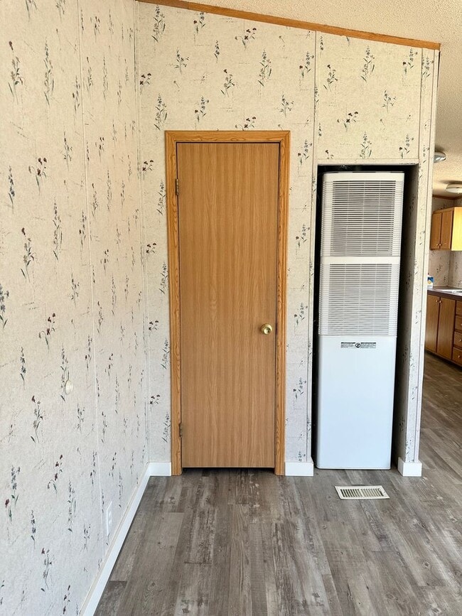 Building Photo - Centrally Located 3 BD 2 BA Modular Home