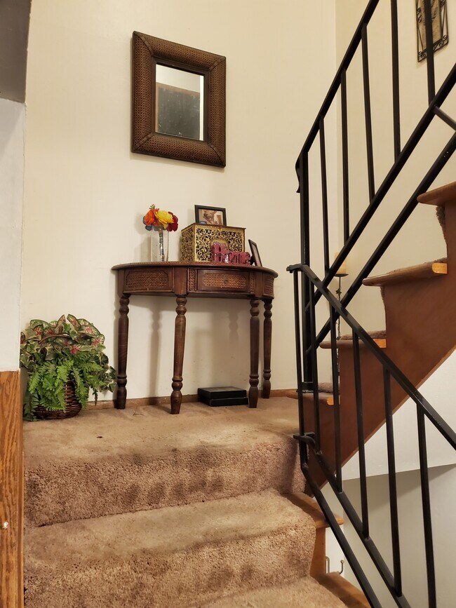 Building Photo - Multi-Level 2BED/1.5BATH West Allis Apartment