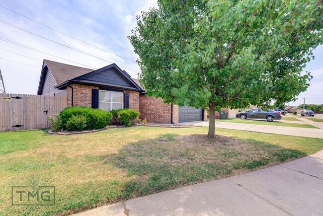 Building Photo - Open House 8/1/24 4pm-5pm! Great 3/2/2 in Owasso’s Lake Valley!