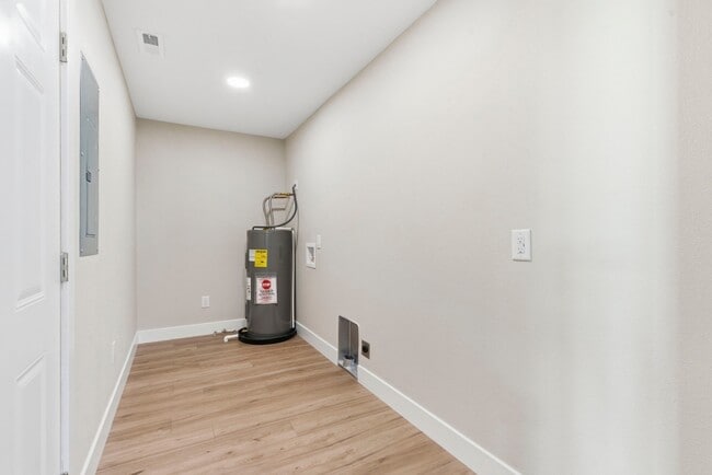 Building Photo - 1342 E Blaine St