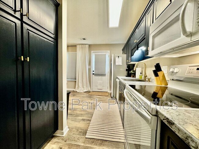 Building Photo - 549 Edgecliff Ln