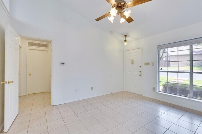 Building Photo - 1015 E Yager Ln