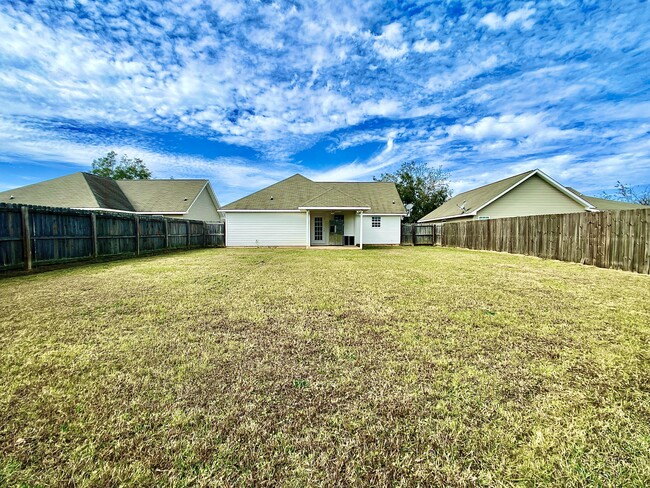 Building Photo - 231 Summerstone Bend