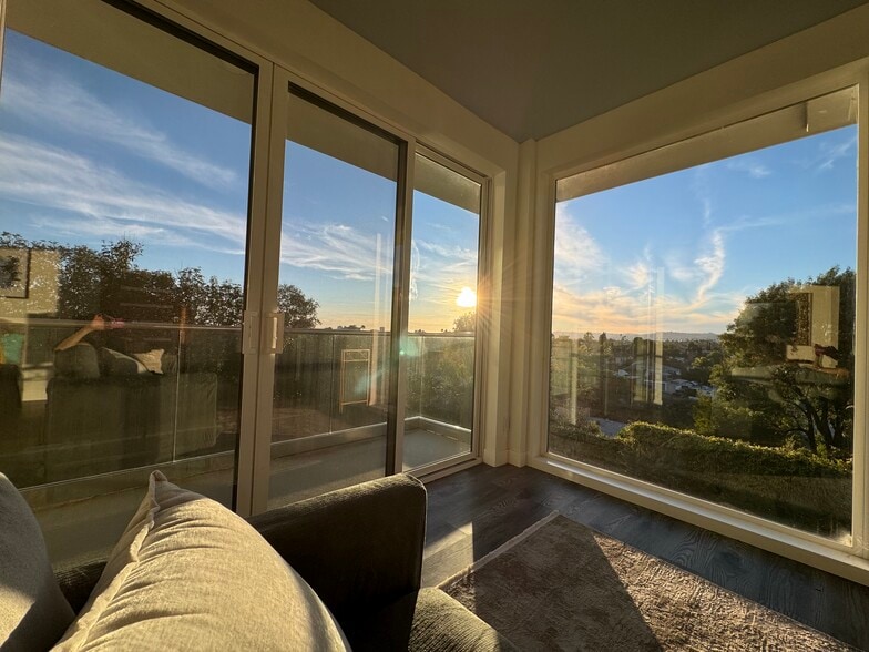 Building Photo - 1549 Lucretia Ave