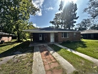 Building Photo - 300 Maple St