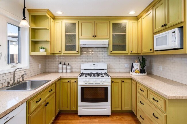 Building Photo - Light-Filled San Leandro Gem w/ Dual Garages & Expansive Yard