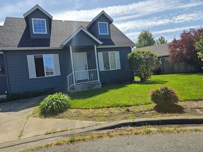 Building Photo - 3 bed 2 bath   Home for Rent in Grants Pass