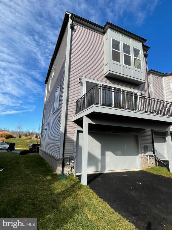 Building Photo - 22992 Brooksbank Square