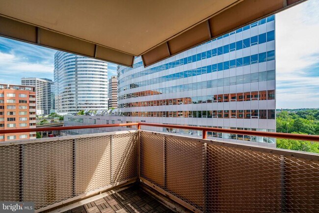 Building Photo - 1021 Arlington Blvd