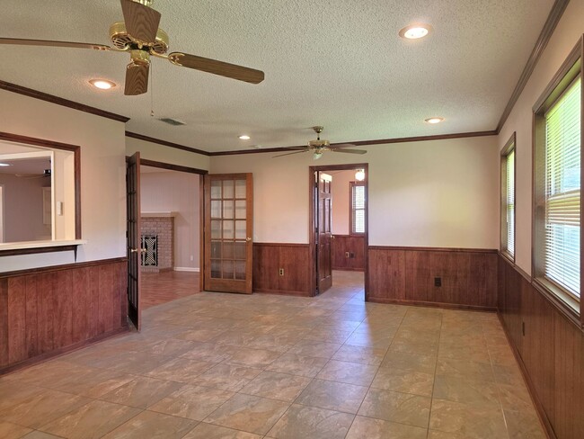 Building Photo - 1404 Woodbridge Dr