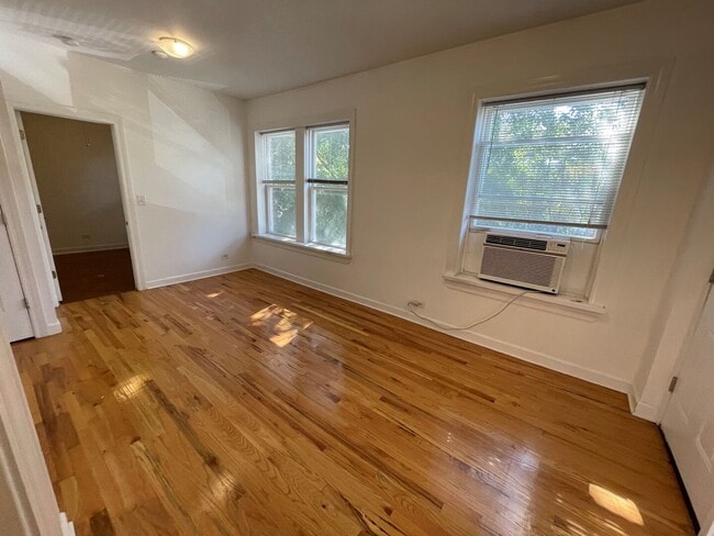 Building Photo - 2360 W Dickens Ave