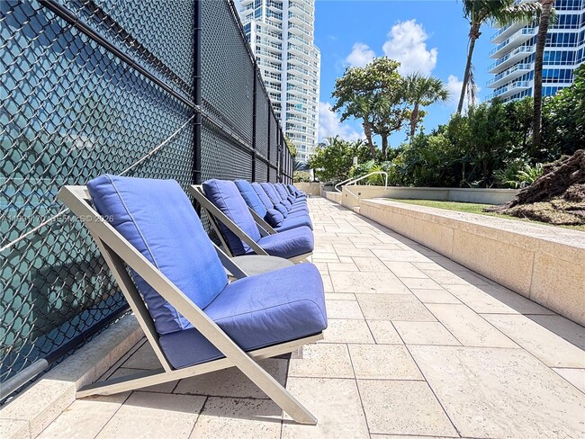 Building Photo - 400 South Pointe Dr