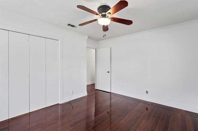 Building Photo - Perfectly Located Home Near Downtown Round...