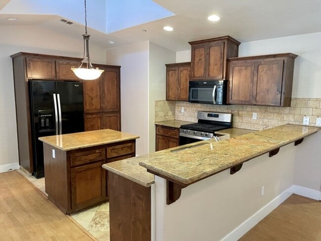 Building Photo - Newer and Upgraded 4 Bedroom 2 Bathroom near Cal Poly