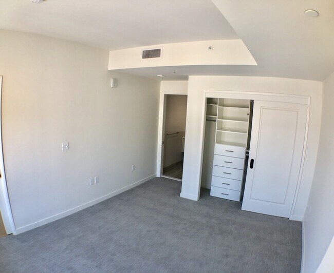 Building Photo - Very Unique Spacious Two Bedroom - Two bat...