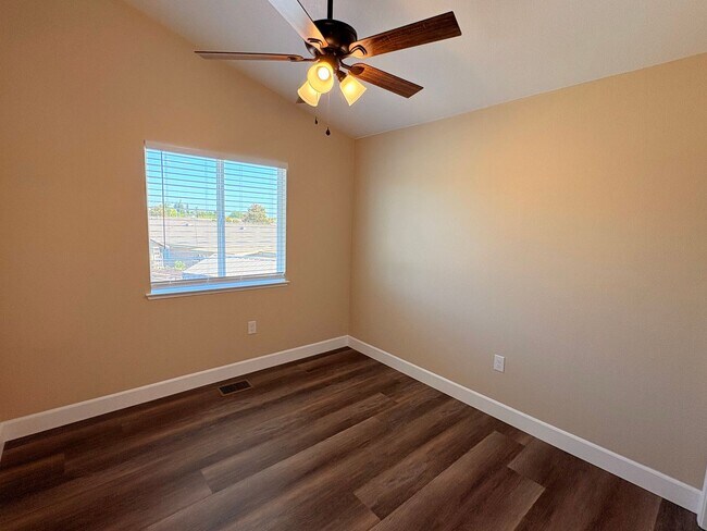 Building Photo - Stunning 4 bedroom house in Livingston