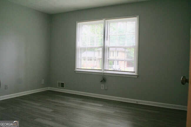 Building Photo - 2075 Pinewood Dr