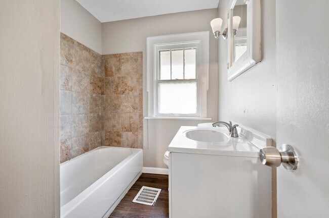 Building Photo - Updated 3 Bed, 1 Bath with Central AC, Laundry in Basement! Available Early June