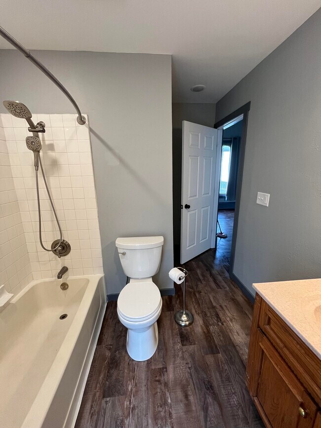 Building Photo - 532 Otter Ave