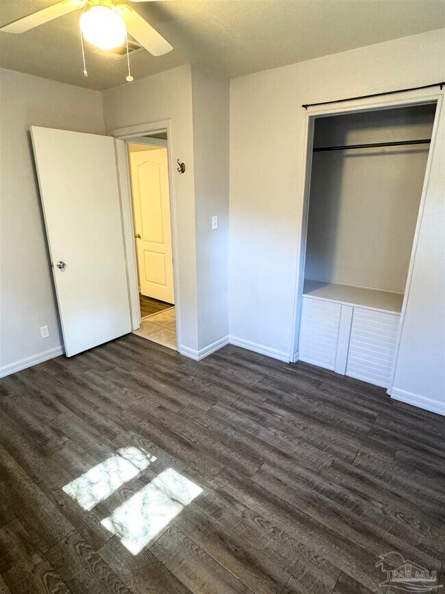 Building Photo - 1010 Hawthorn Dr