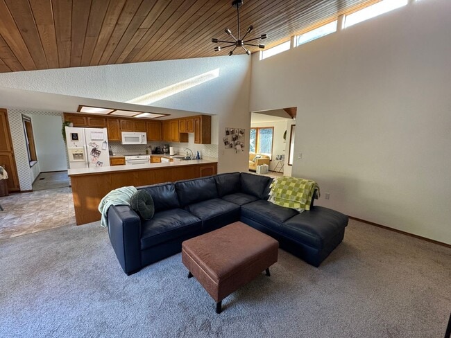 Building Photo - 3 Bed, 2.5 Bath Country Club