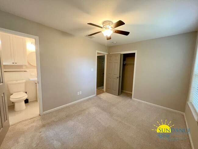 Building Photo - Centrally located and renovated Fort Walto...