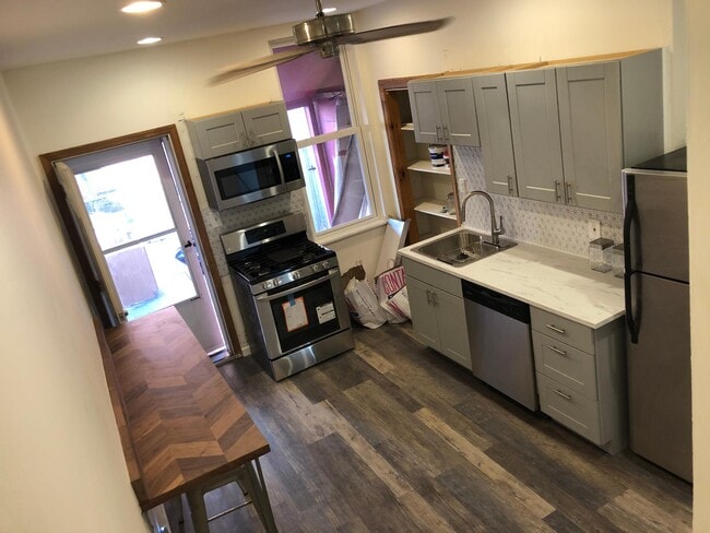 Building Photo - 185 1/2 Home St