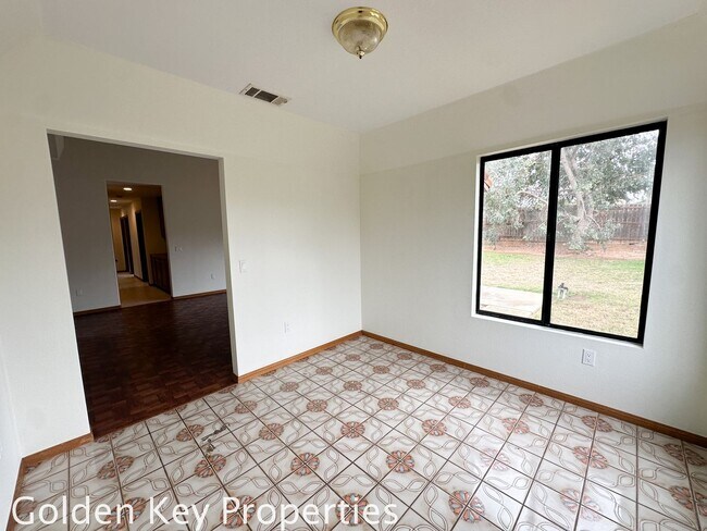 Building Photo - Single-level 4-Bedroom home on a large cor...