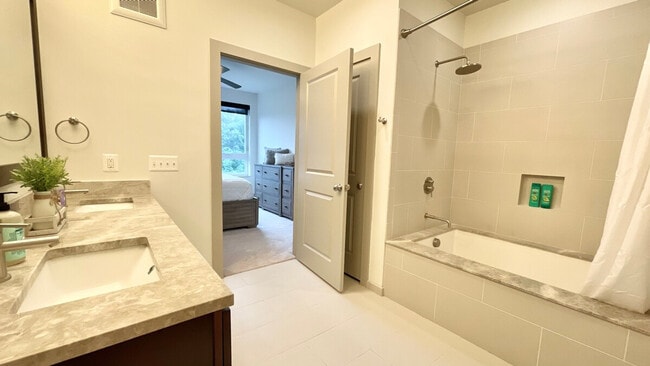 Building Photo - 7480 Carriage Hills Dr