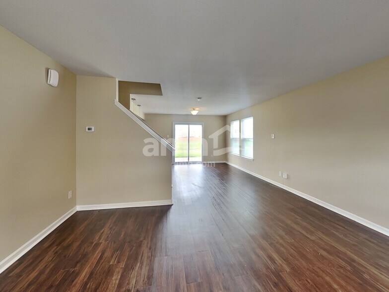 Building Photo - 1622 Carriage Cir