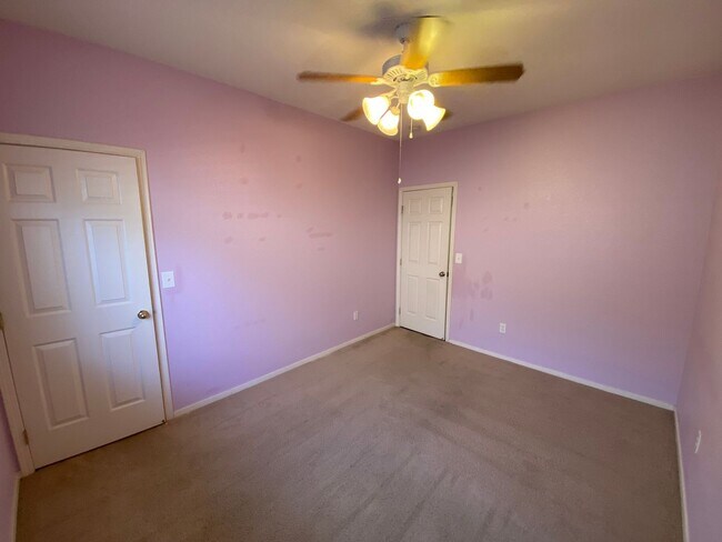 Building Photo - 2643 W Oakridge Ave