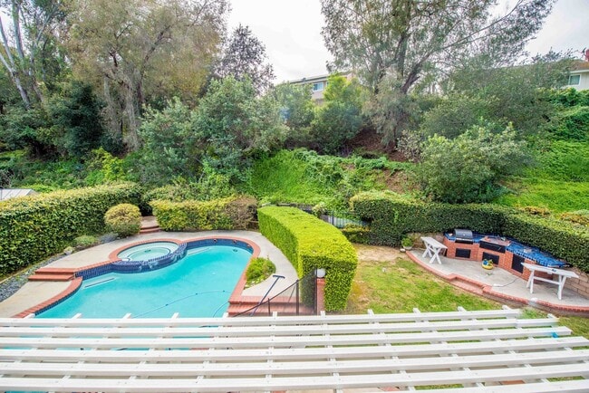 Building Photo - Rose Hills