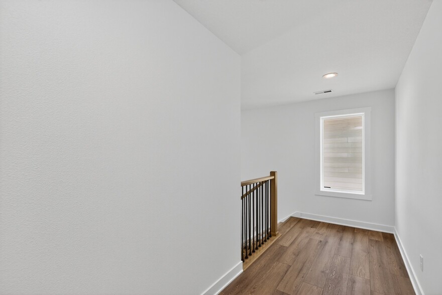 Building Photo - 1130 NW Sproul Dr