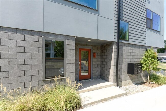 Building Photo - 427 W 10th St