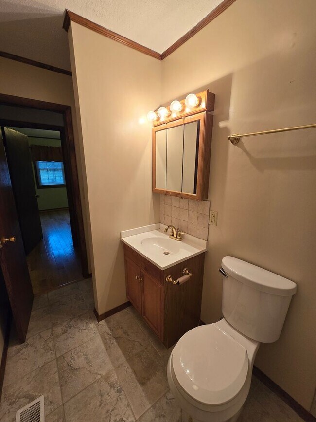 Building Photo - New Listing!!