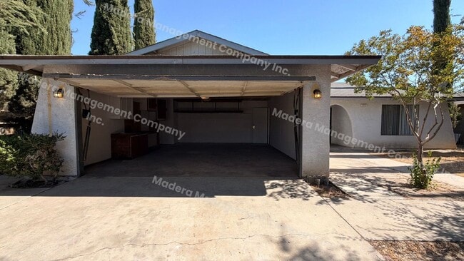 Building Photo - 4 bed/2 Bath - Available now